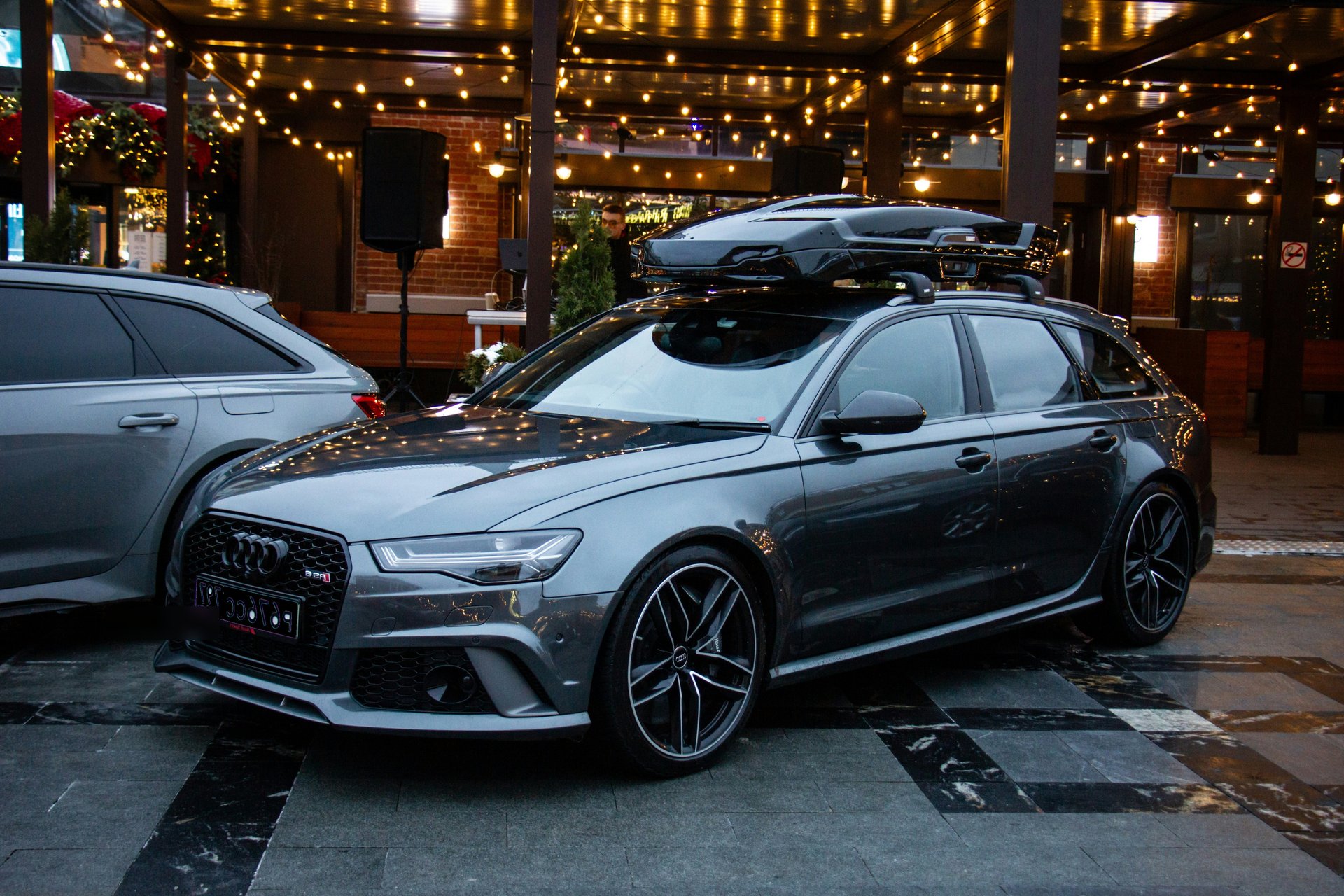 Audi RS6 z boxem dachowym Thule - wypożyczalnia boxów na podróż